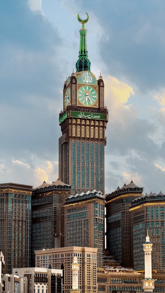Life Around the Haram: Food, Souks & Daily Reality