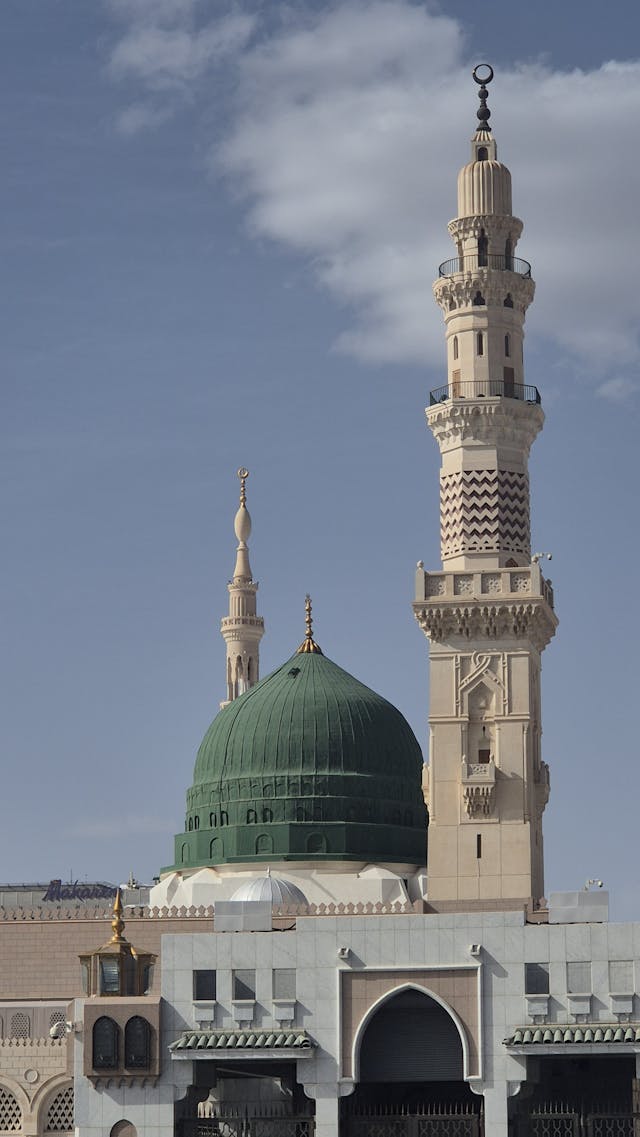 Arriving in Madinah & First Visit to Masjid an‑Nabawi