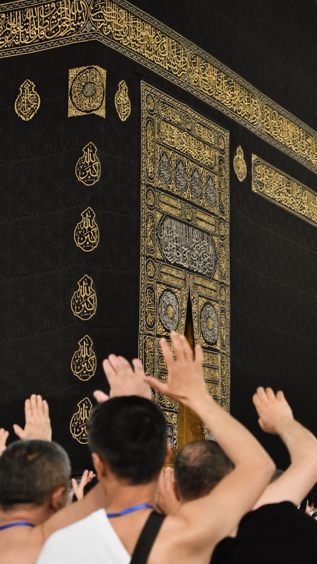 Tawaf Experience – Crowds, Safety & Surrender Around the Ka’bah